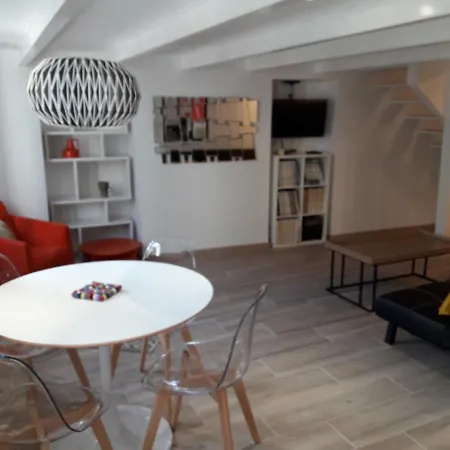 Centre Historique T3 Duplex Parking Gratuit * בזייה